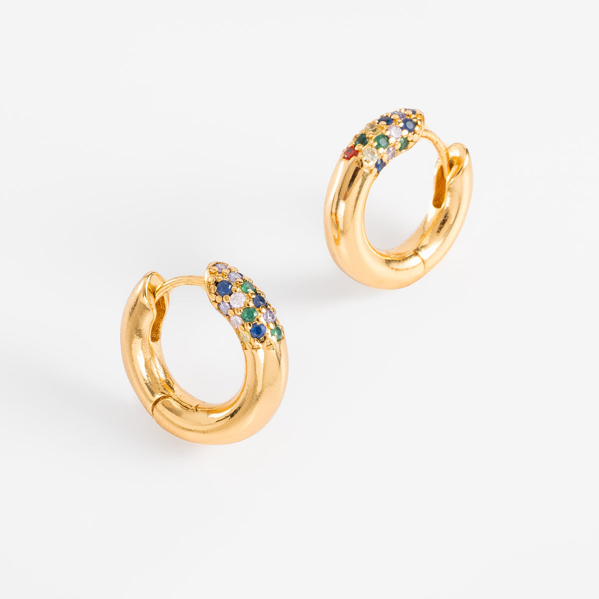 Aretes arracada/huggie con baño de oro y diamonice multicolor