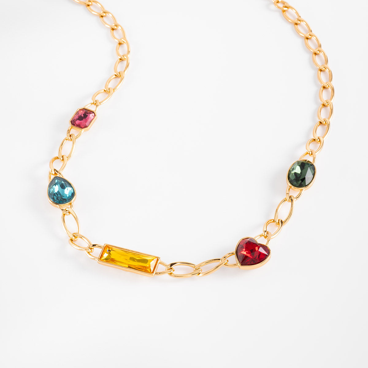 Collar gargantilla con baño de oro y gemas multicolor.