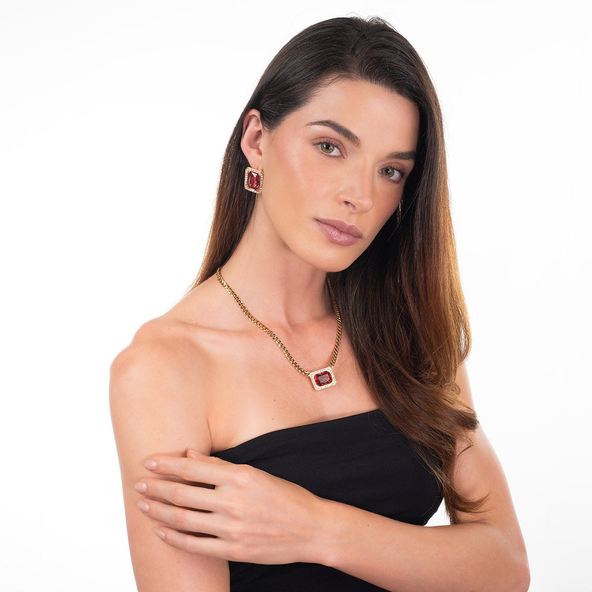 Collar gargantilla con dije rectangular de piedra roja