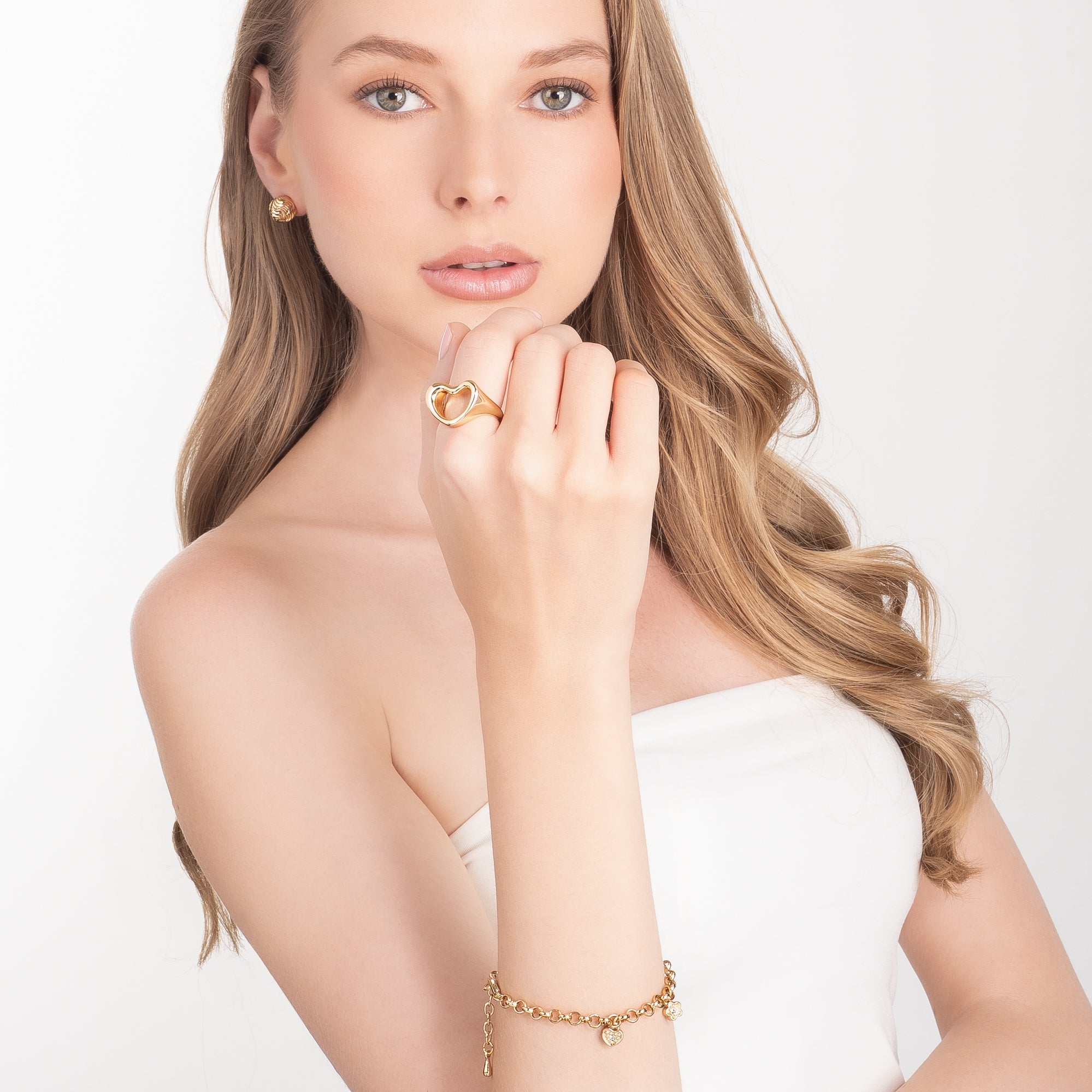 Aretes en baño de oro esferas caladas diseño moderno