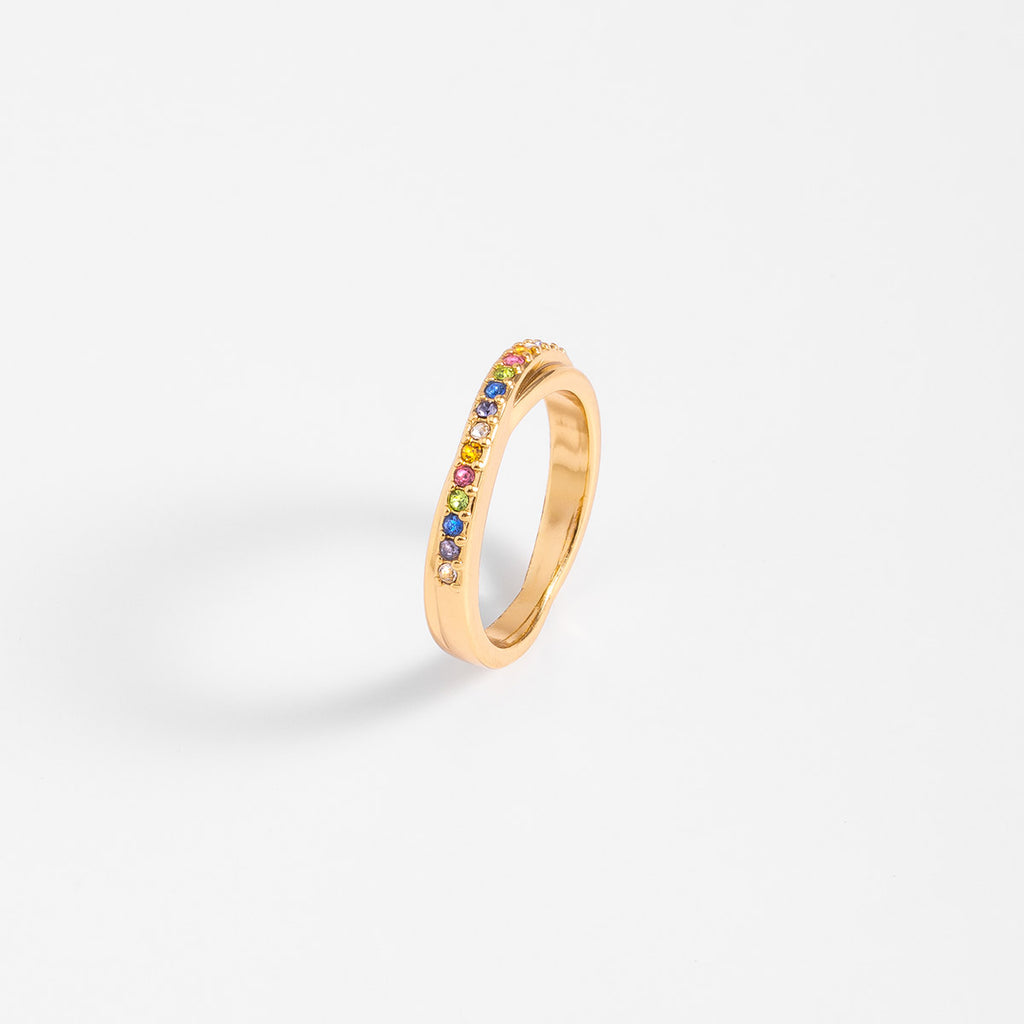 Anillo en baño de oro con piedras de colores