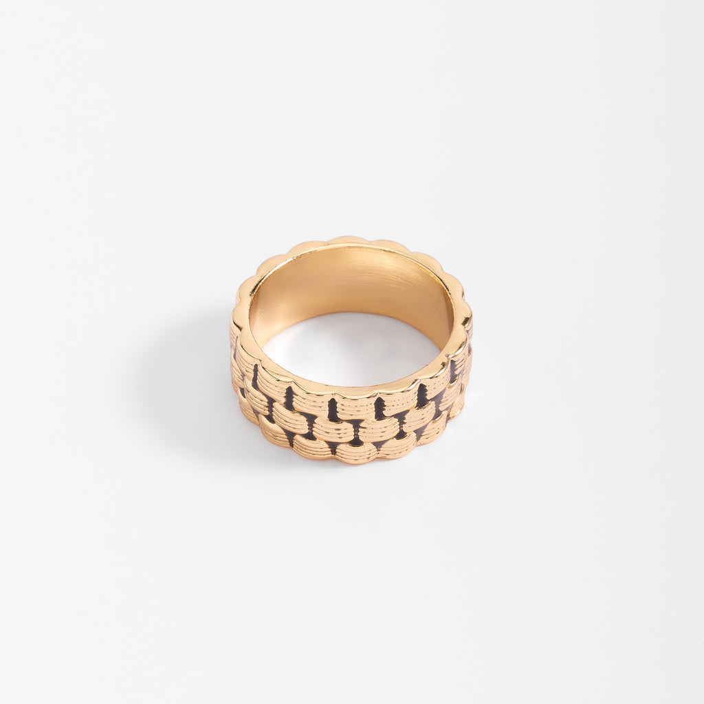 Anillo en baño de oro diseño geométrico detalles en negro