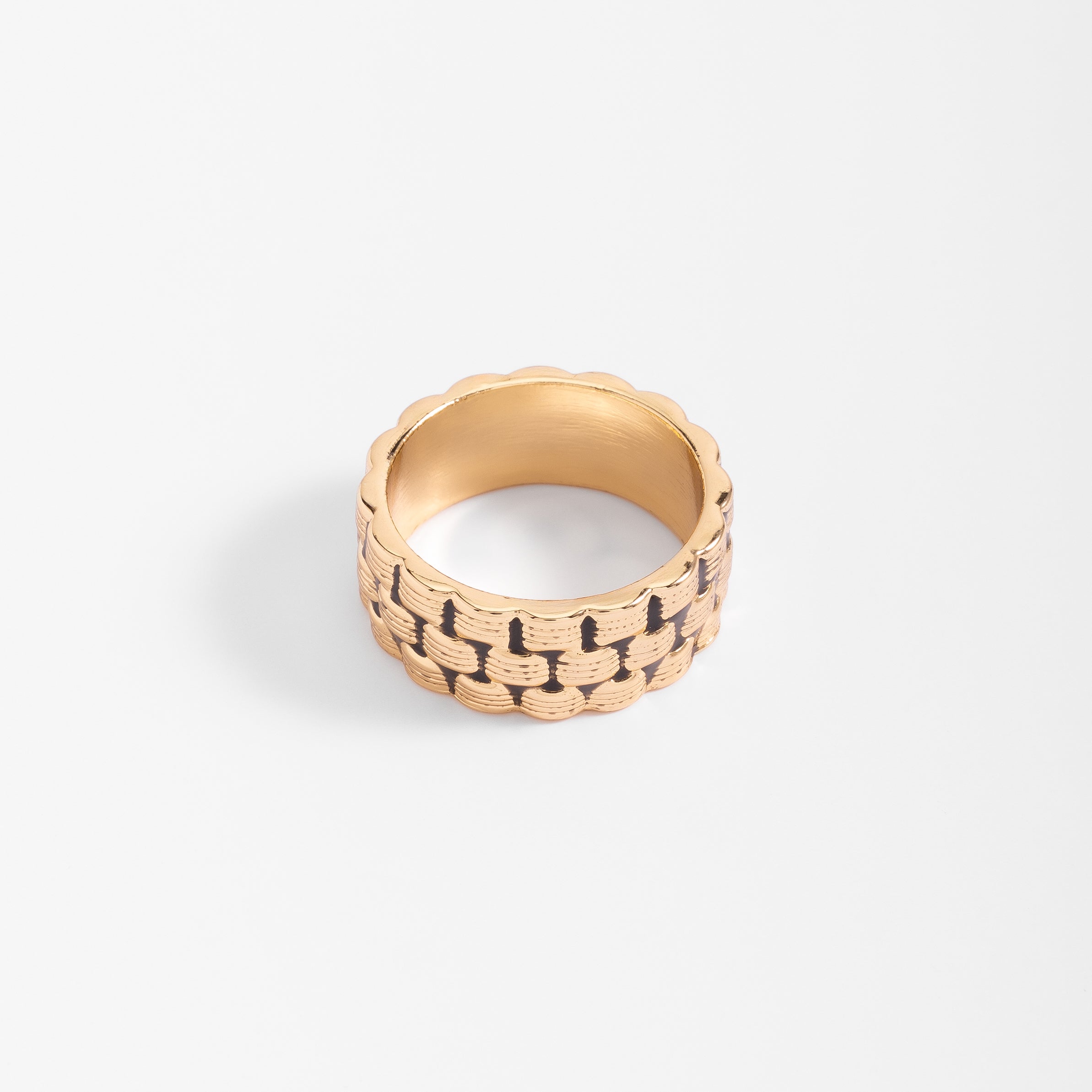 Anillo en baño de oro diseño geométrico detalles en negro