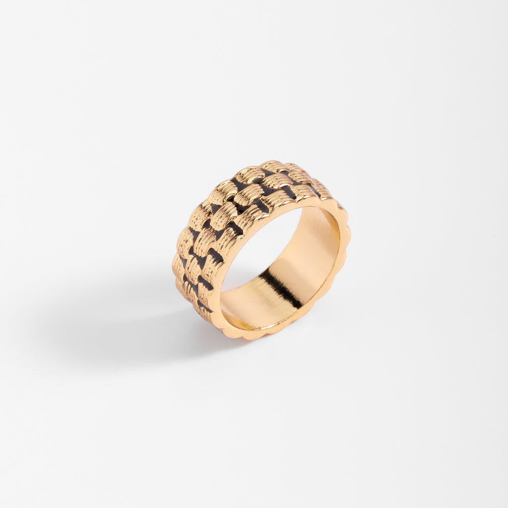 Anillo en baño de oro diseño geométrico detalles en negro