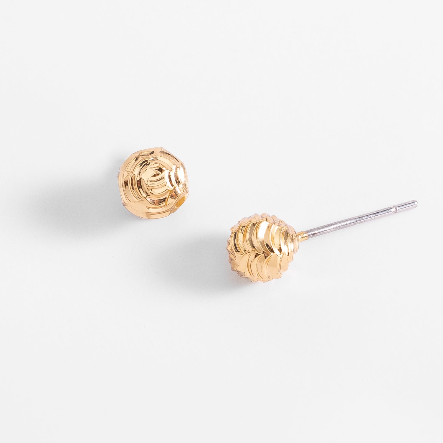 Aretes en baño de oro esferas caladas diseño moderno