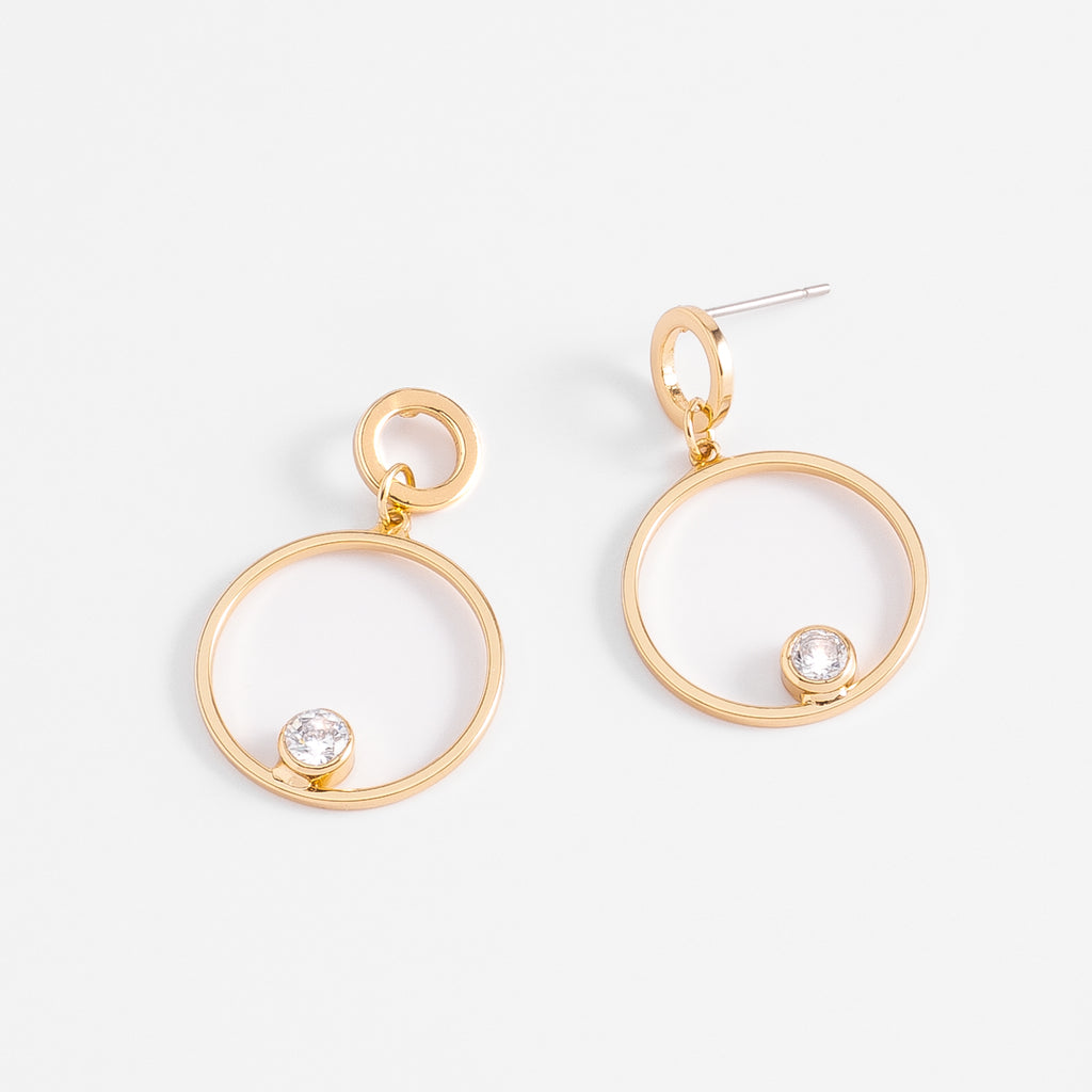 Aretes en baño de oro con forma circular y Diamonice