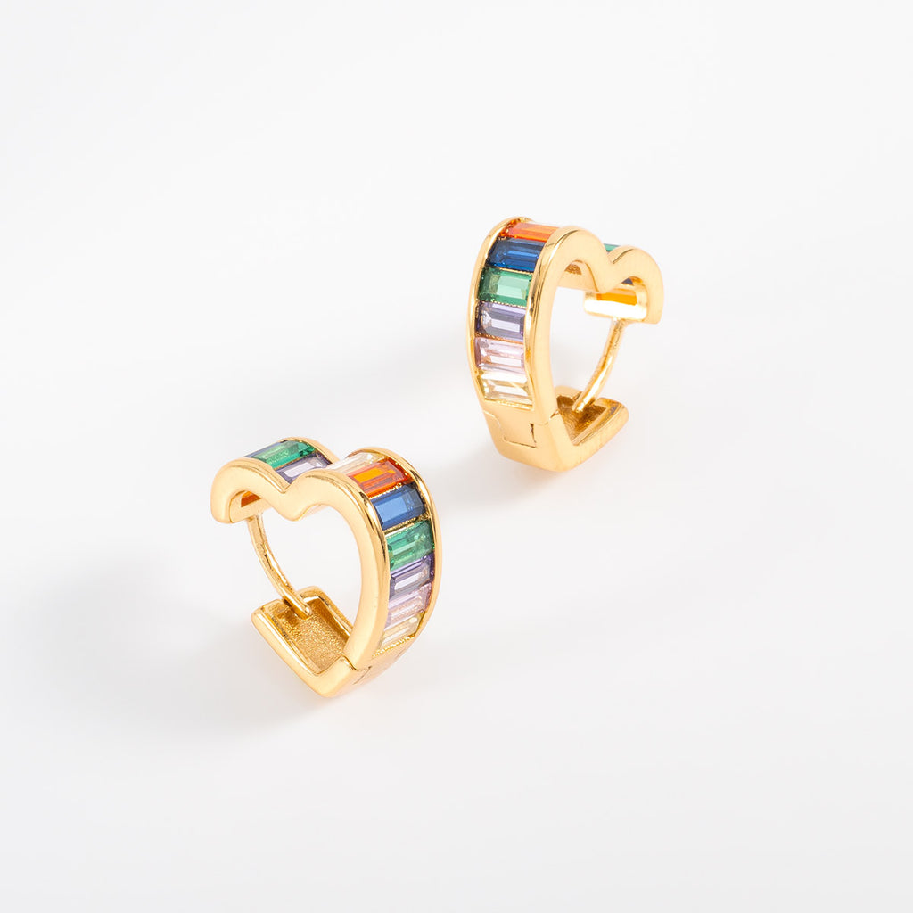 Aretes Huggie de corazón con Diamonice multicolor.