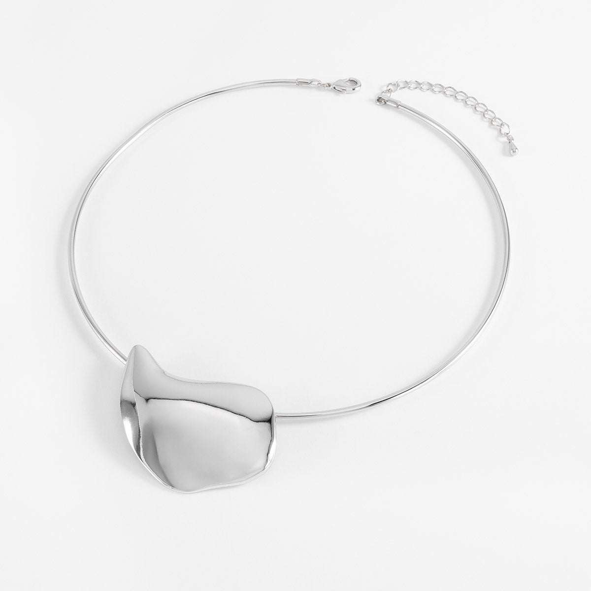 Collar rígido en baño de rodio con dije orgánico pulido