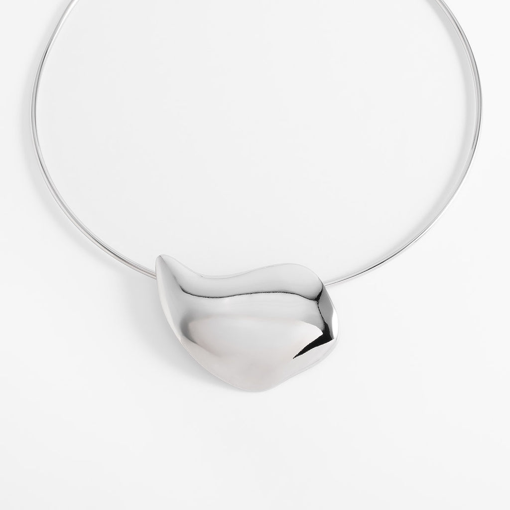 Collar rígido en baño de rodio con dije orgánico pulido