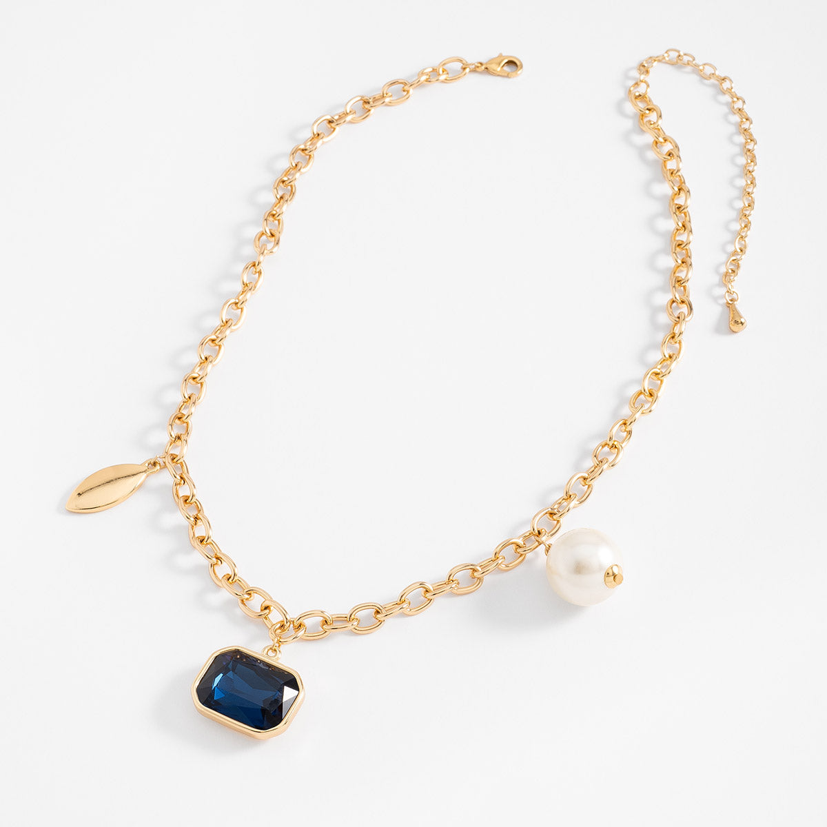 Collar en baño de oro con dije azul y perla sintética