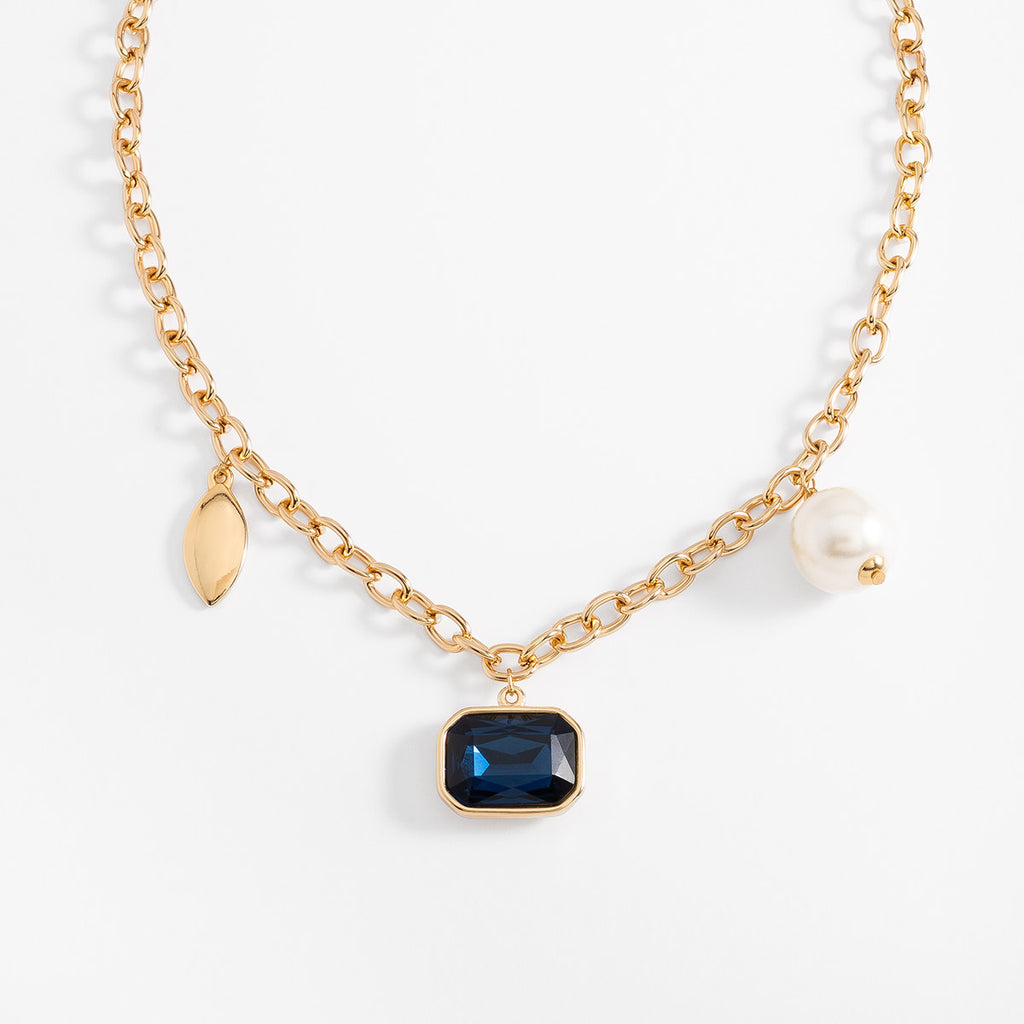 Collar en baño de oro con dije azul y perla sintética