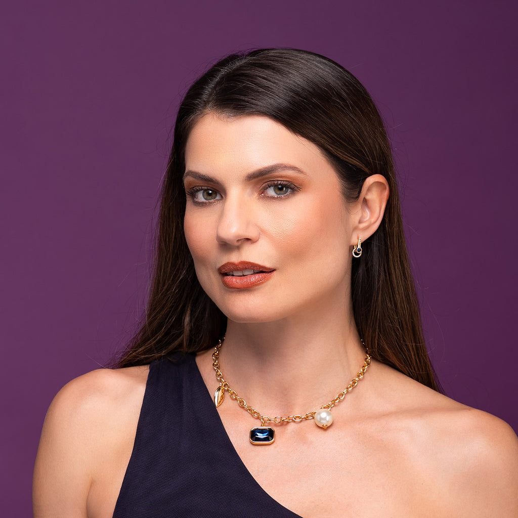 Collar en baño de oro con dije azul y perla sintética