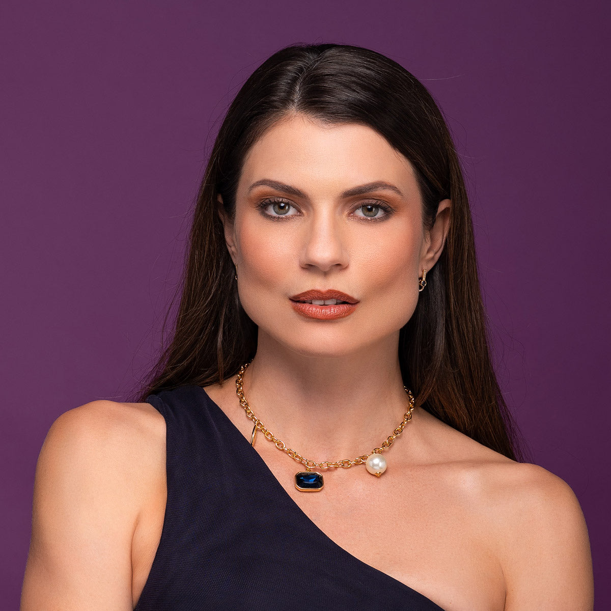 Collar en baño de oro con dije azul y perla sintética