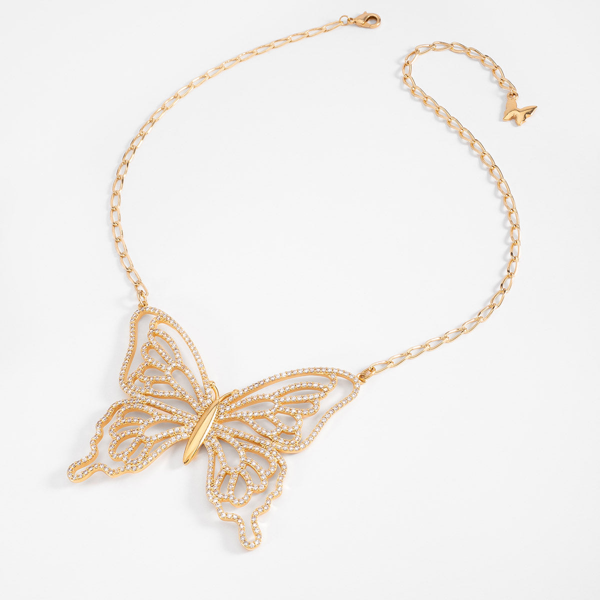 Collar en baño de oro con mariposa y toque brillante