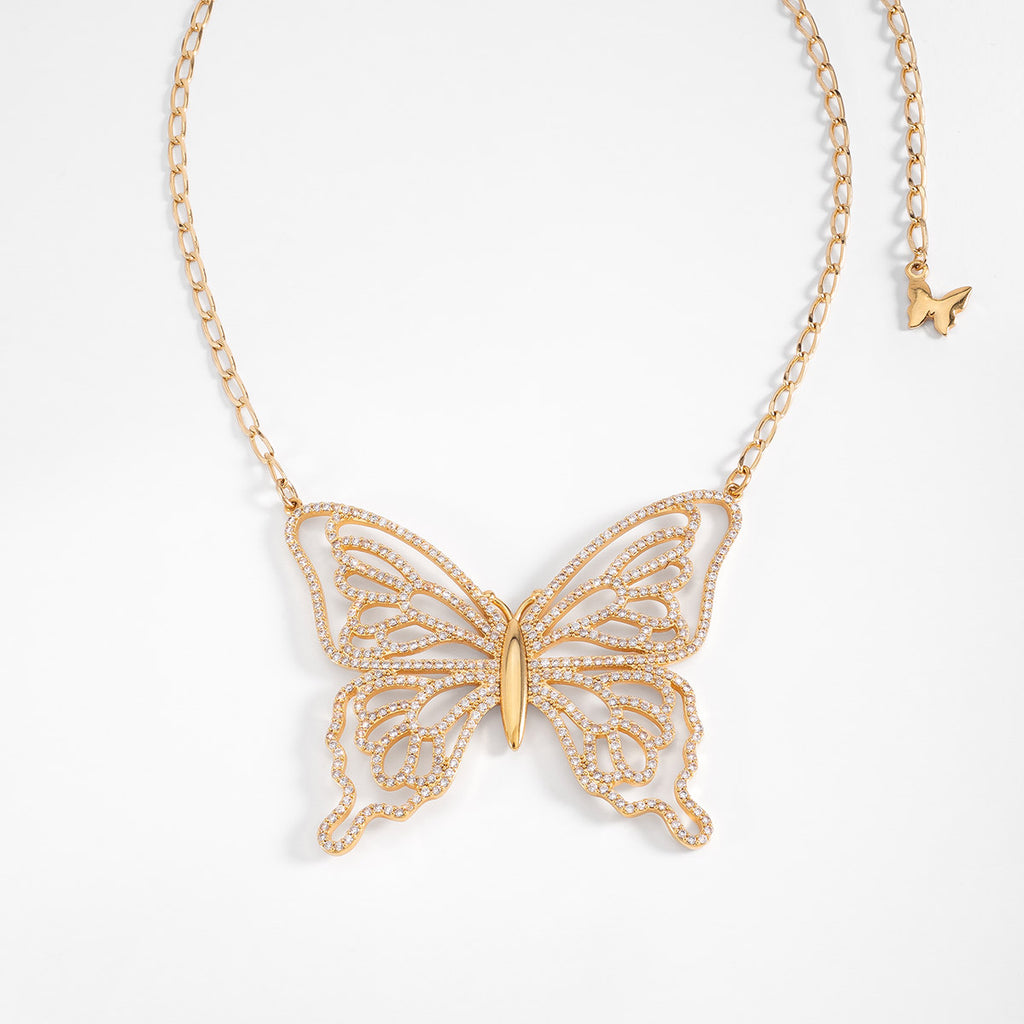Collar en baño de oro con mariposa y toque brillante