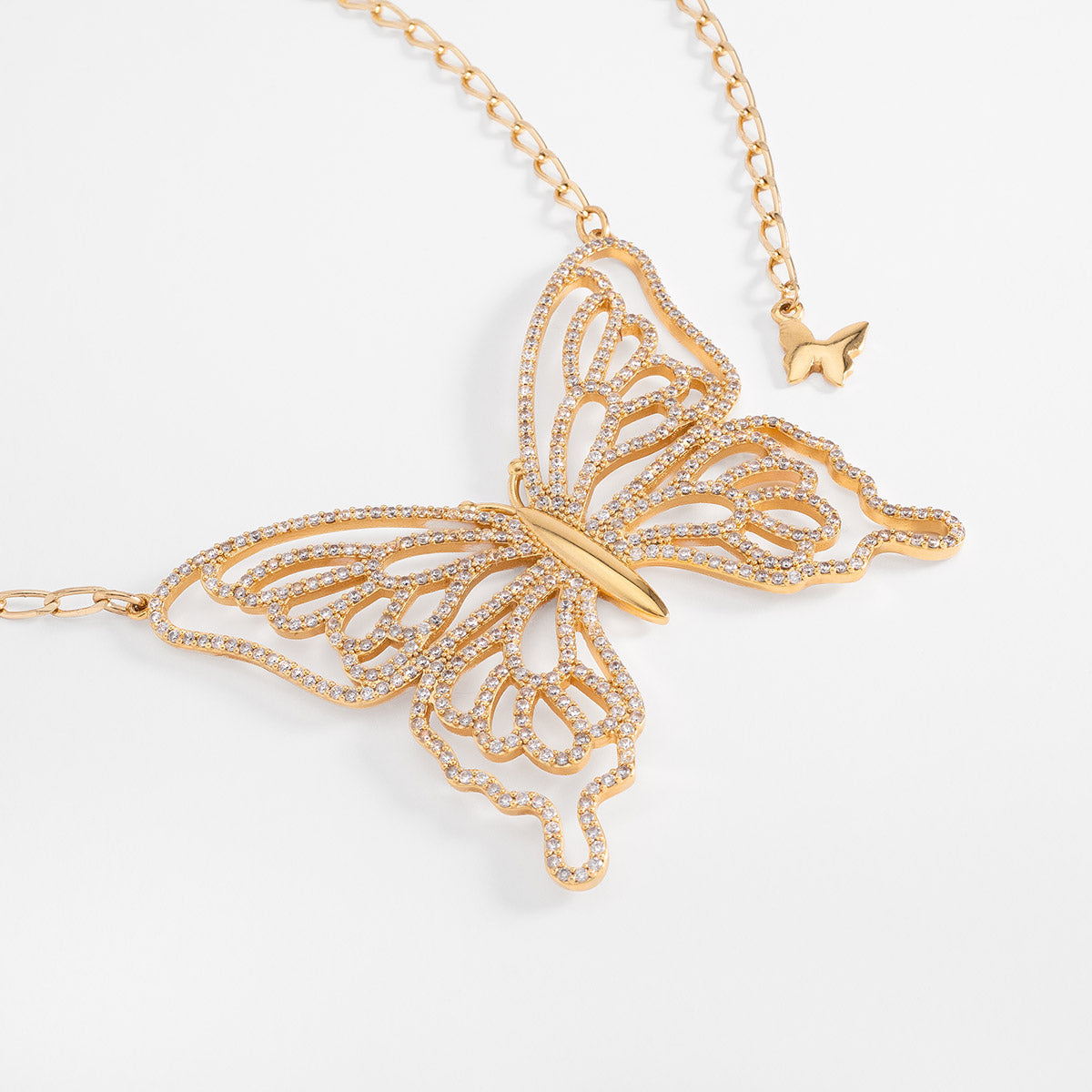 Collar en baño de oro con mariposa y toque brillante