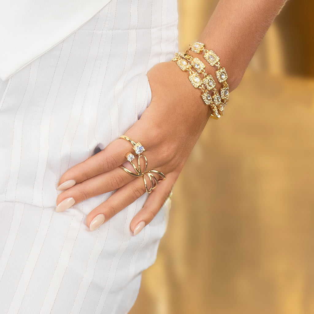 Anillo ajustable de baño de oro con diseño de capas