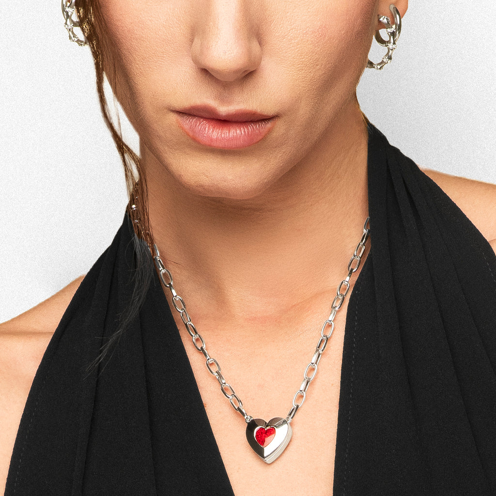 Collar gargantilla con dije de corazón esmaltado rojo