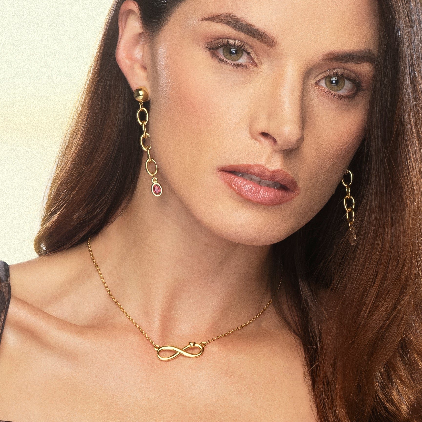Collar en baño de oro con dije infinito y pequeño corazón