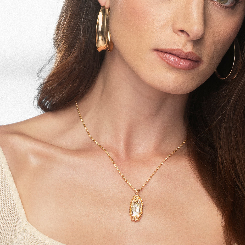 Aretes arracada ondulada con baño de oro.