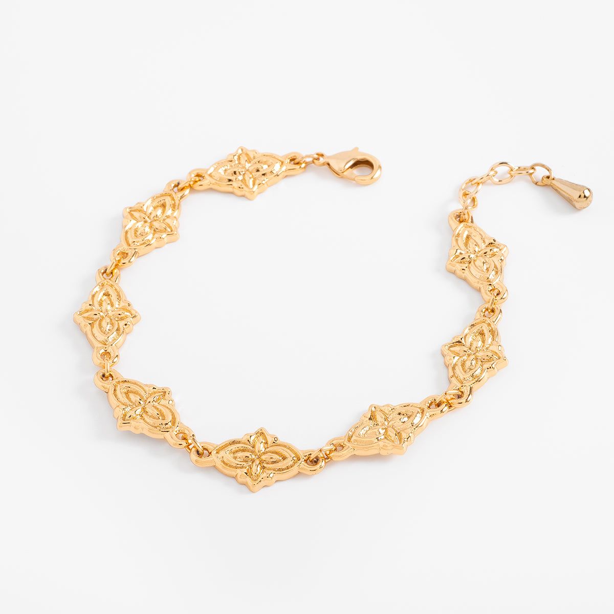 Pulsera de baño de oro con dijes de esmalte y piedras.