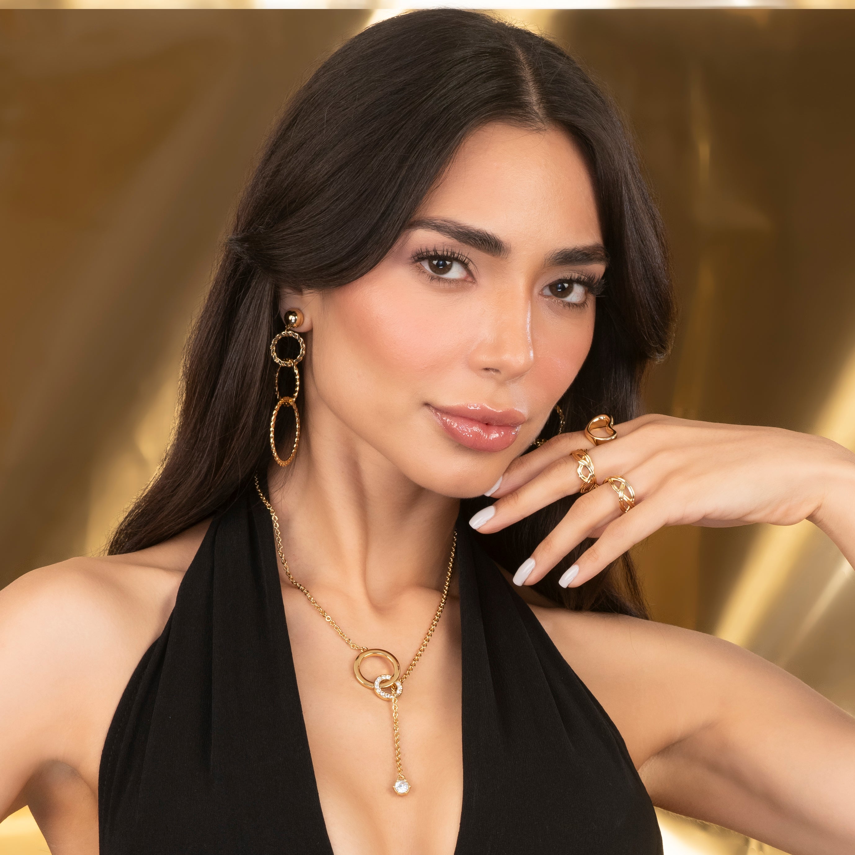 Collar estilo lariat con dijes de aros entrelazados y cristales