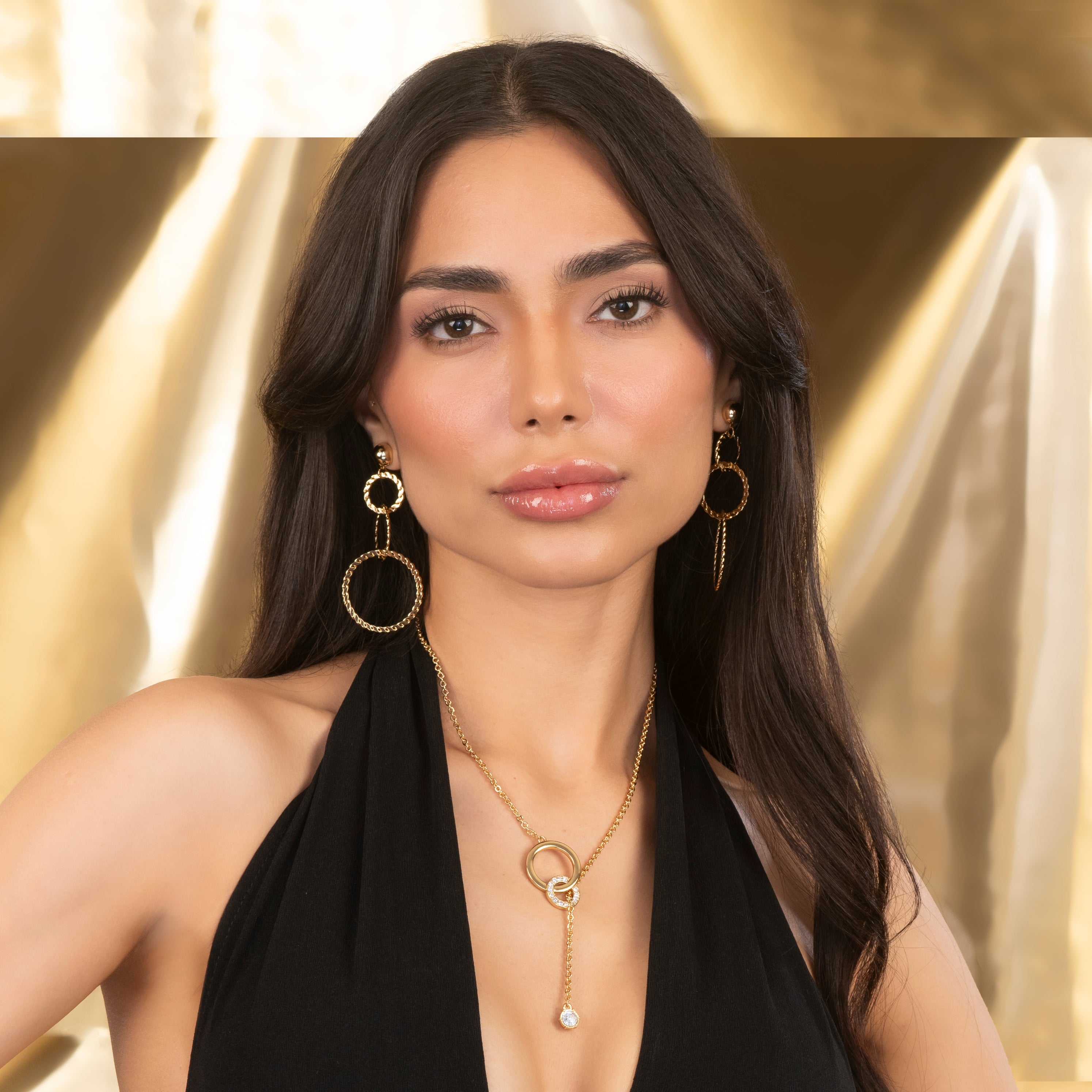 Collar estilo lariat con dijes de aros entrelazados y cristales