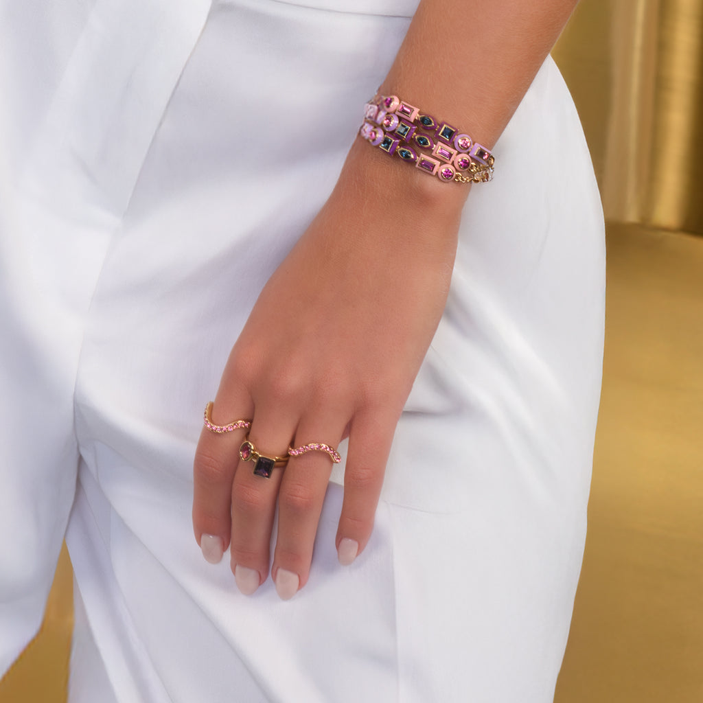 Anillo churumbela con baño de oro y piedras rosas