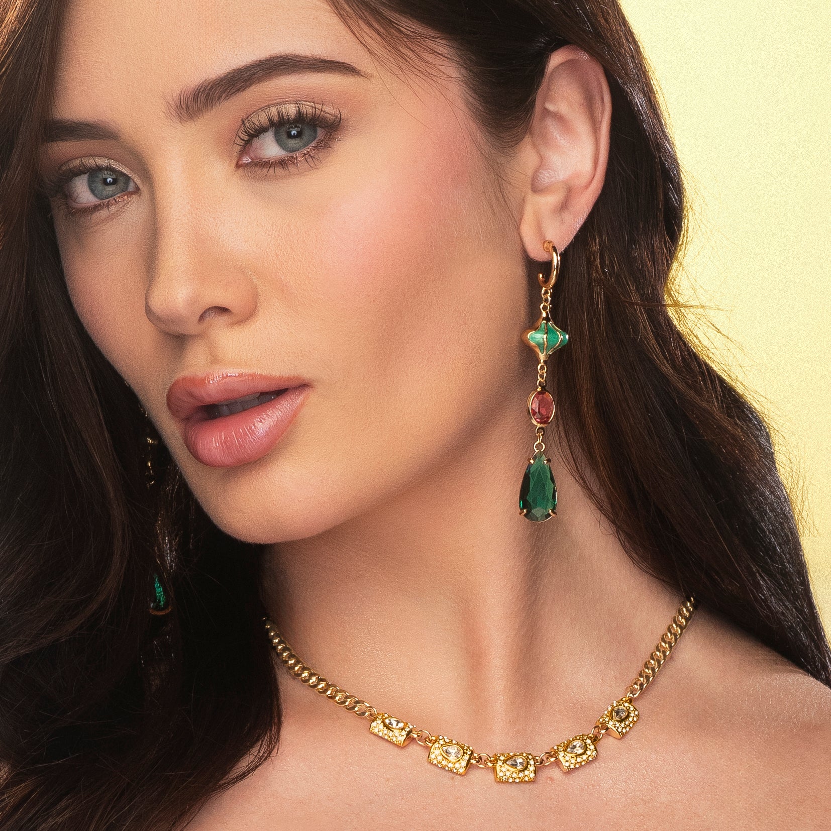 Aretes largos de baño de oro con esmalte verde y cristales multicolor